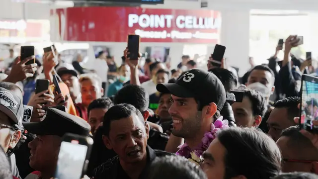 Sambutan meriah ketika Kaká sampai di Indonesia pada 2 Juni 2023 (Oppo)