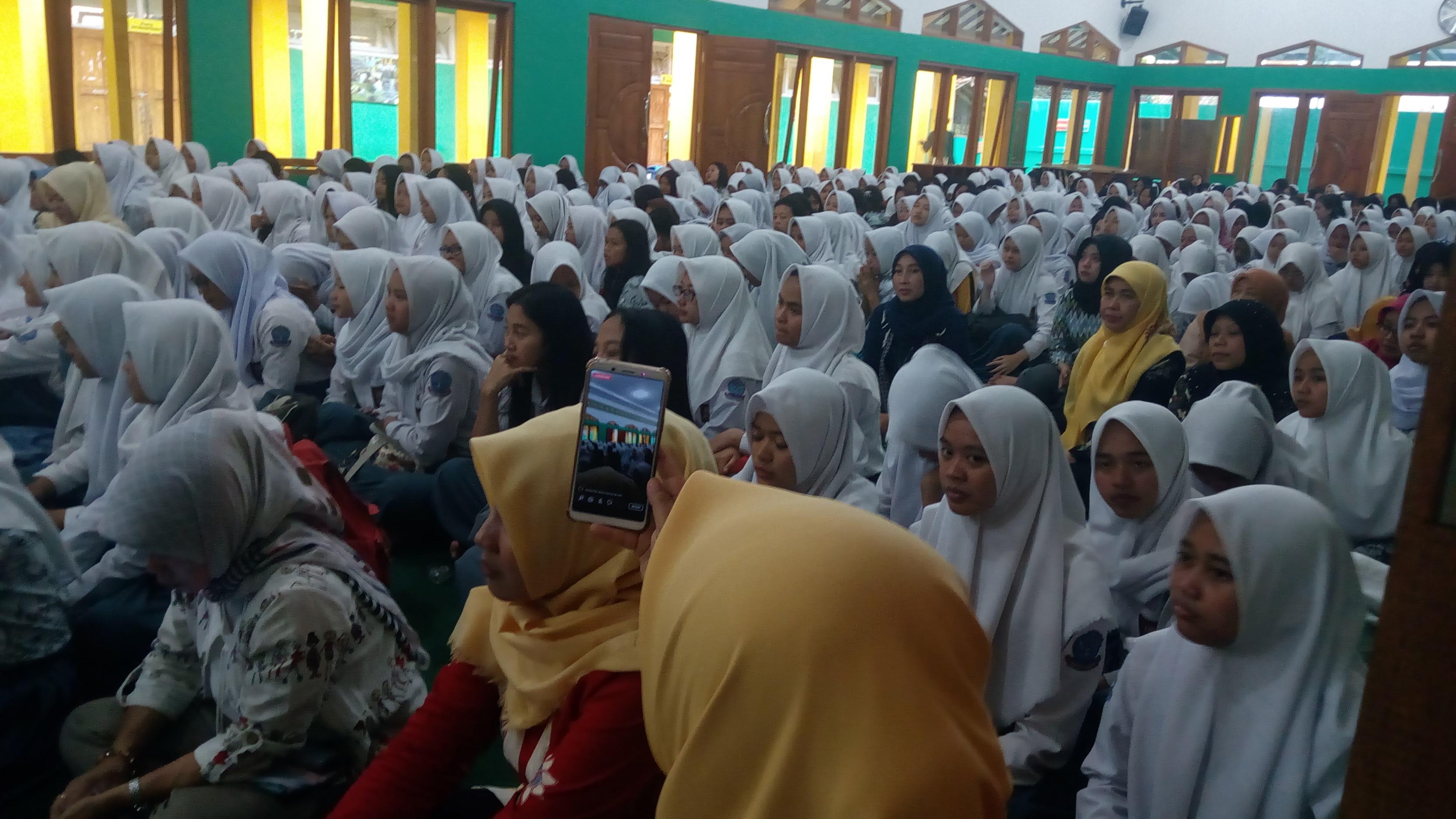 Muhasabah Siswa Lulusan di mesjid (Liputan6.com/jayadi supriadin)