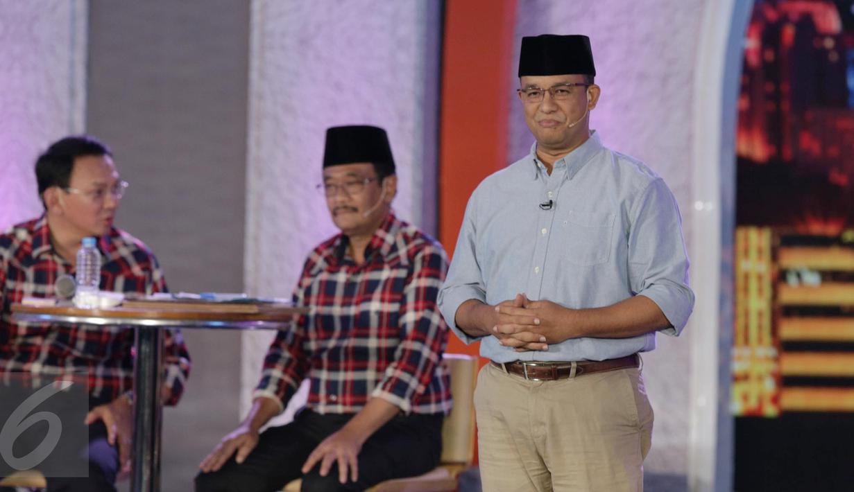 Calon Gubernur DKI Jakarta no 3, Anies Baswedan menjawab pertanyaan saat debat terakhir Pilgub DKI Jakarta 2017 di Hotel Bidakara, Jakarta, Rabu (12/4). Pada debat terakhir ini mengangkat tema 'Dari Masyarakat untuk Jakarta'. (Liputan6.com/Faizal Fanani)