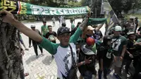 Aksi Bonek didepan otel Mercure Jakarta, (10/11/2016). (Bola.com/Nicklas Hanoatubun)