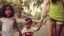 Kebahagiaan terlihat dari perempuan berusia 26 tahun itu saat bersama kedua anaknya yang saling bergandengan tangan. (Bintang.com/twitter)