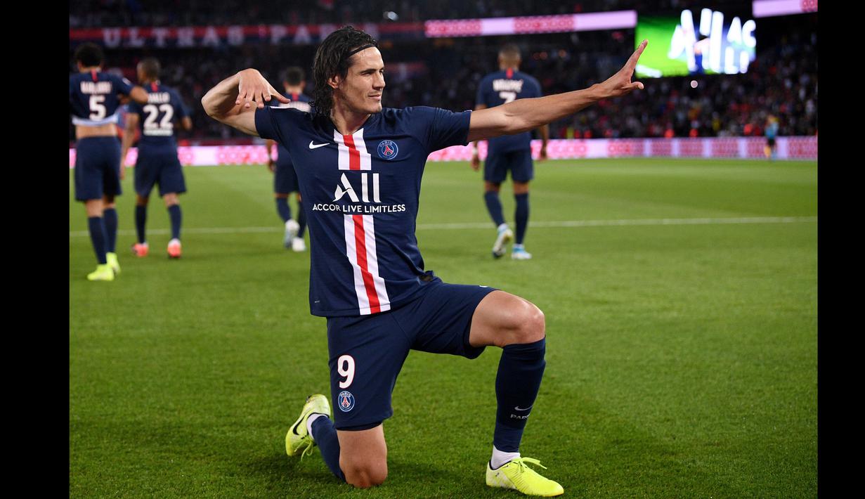 Edinson Cavani kerap memeragakan gaya seperti orang yang sedang memanah usai mencetak gol. Ternyata, selebrasi tersebut mempunyai makna yang sangat dalam bagi eks bomber Paris Saint-Germain tersebut.  (Foto: AFP/Franck Fife)