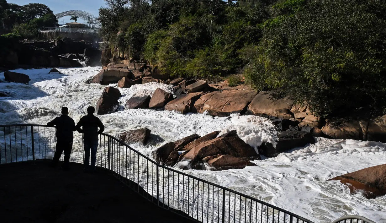 Gambar-gambar dari drone menunjukkan awan busa mengambang di Sungai Tiete di kota Salto, sungai terbesar di Sao Paulo dengan panjang lebih dari seribu kilometer dan melintasi negara bagian itu dari timur ke barat. (NELSON ALMEIDA / AFP)