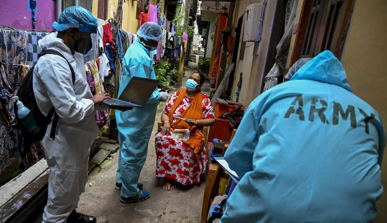 Seorang penduduk (tengah) mendaftarkan dirinya untuk menerima dosis virus corona COVID-19 saat vaksinasi keliling oleh pejabat kesehatan tentara di Kolombo Sri Lanka, Kamis (12/8/2021). (Ishara S. KODIKARA/AFP)