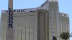 Sebuah jendela di lantai 32 Mandalay Bay Hotel and Casino pecah usai penembakan brutal di Las Vegas, Senin (2/10). Stephen Paddock melepaskan tembakan ke arah kerumunan massa yang tengah menyaksikan festival musik country di dekat resort itu. (AP Photo)