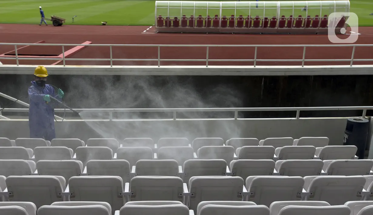 Petugas menyemprotkan cairan disinfektan ke kursi penonton di Stadion Utama Gelora Bung Karno (SUGBK), Jakarta, Kamis (26/3/2020). Penyemprotan dilakukan guna mencegah penyebaran virus corona COVID-19 di seluruh venue kawasan SUGBK. (merdeka.com/Imam Buhori)