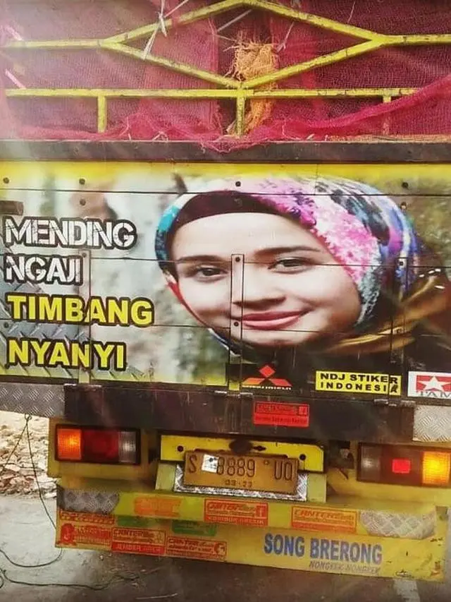 Kumpulan Potret Artis dengan Kata-Kata Bijak Menghiasi Belakang Truk (ist)