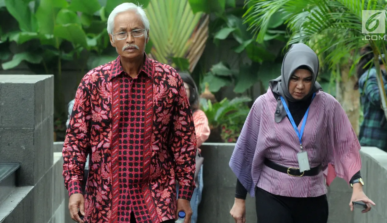 Direktur Keuangan PLN, Sarwono Sudarto (kiri) tiba untuk memenuhi panggilan penyidik KPK di Jakarta, Selasa (30/4/2019). Sarwono Sudarto diperiksa sebagai saksi dalam kasus suap dugaan pembangunan PLTU Riau-1 yang menyeret Direktur Utama nonaktif PT PLN Sofyan Basir. (merdeka.com/Dwi Narwoko)
