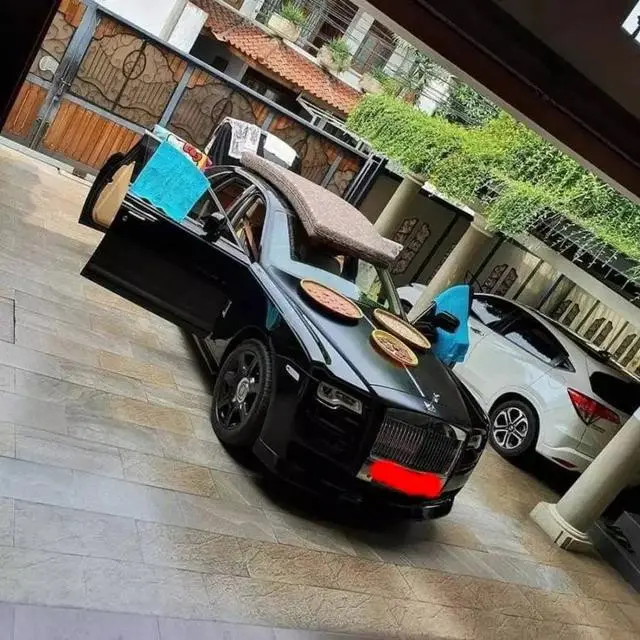 Rolls Royce dijadikan tempat jemuran (Ist)