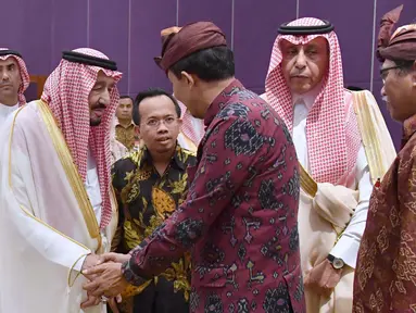 Raja Salman berjabat tangan dengan tokoh lintas agama Indonesia, Jakarta, Jumat (3/3). Raja Salman ditemani Jokowi akan berdialog dengan tokoh lintas agama di Indonesia). (Biro Pers Setpres/Laily Rachev)