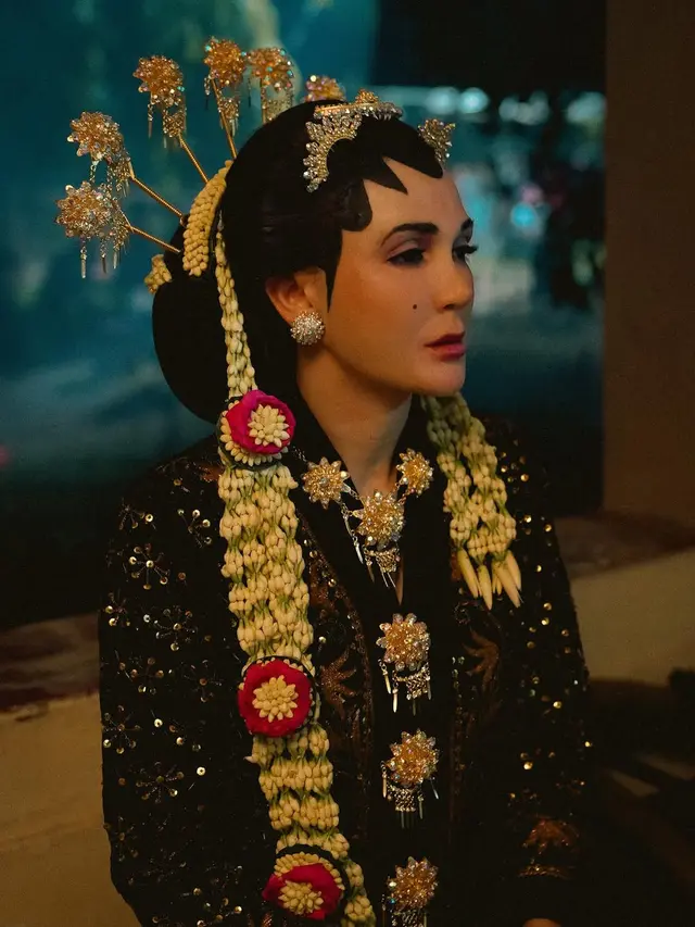 9 Model Kebaya yang Dikenakan Luna Maya