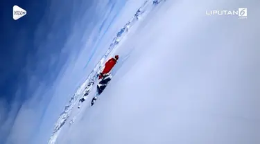 Seorang fotografer jadi wanita pertama yang terbang dengan wingsuit di atas Antartika.