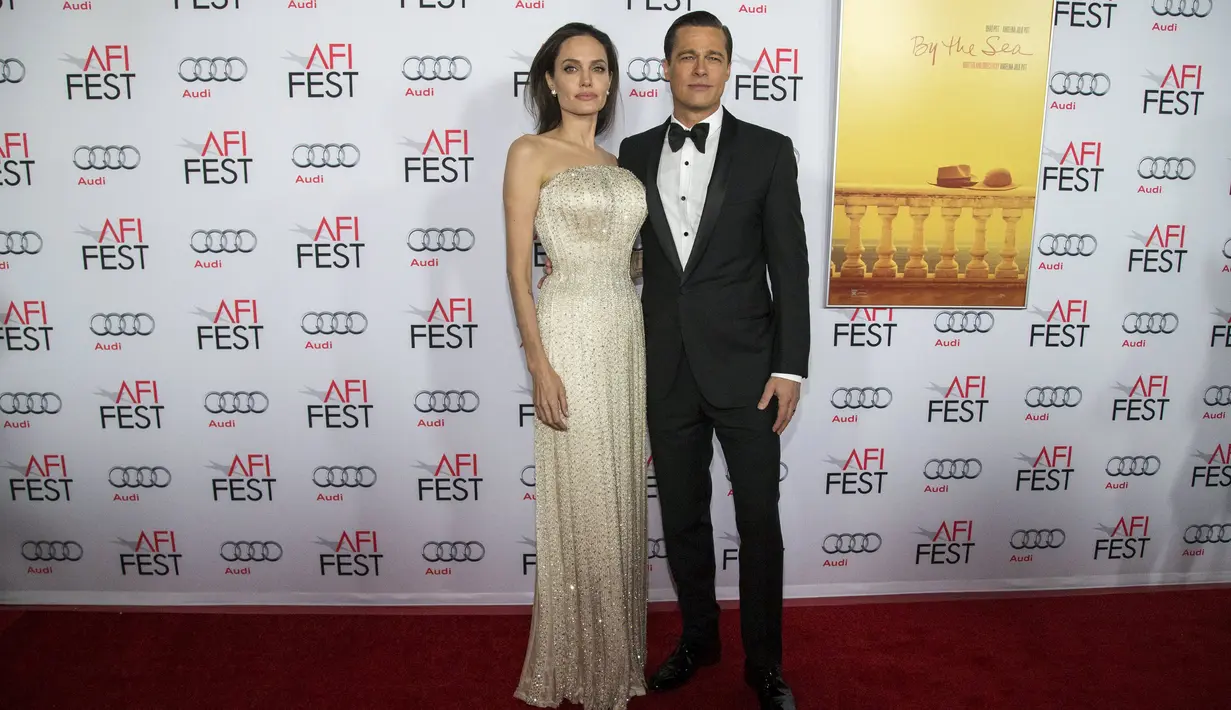 Artis Angelina Jolie dan Brad Pitt berpose di pemutaran perdana film " By the Sea " pada malam pembukaan AFI FEST 2015 di Hollywood, California, Kamis (5/11/2015). Angelina Jolie dan Brad Pitt menjadi pemeran utama dalam film ini. (REUTERS/Mario Anzuoni)