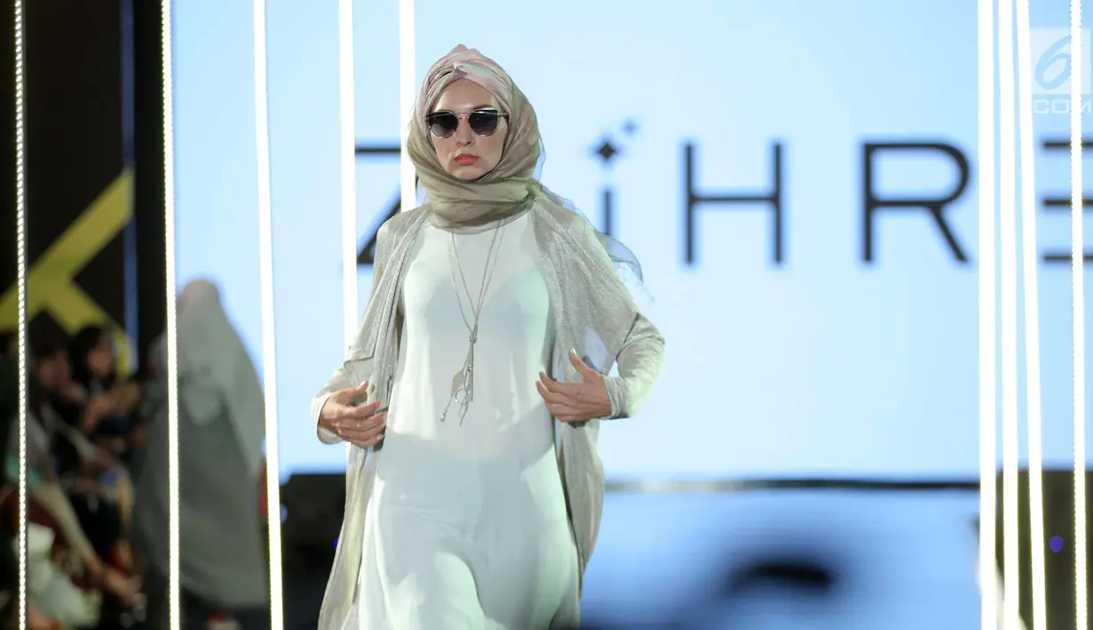 Model dengan busana rancangan desainer Zuhre dari Turkey dalam Jakarta Modest Fashion Week 2018 (JMFW) di Gandaria City, Jakarta, Kamis (26/7). akarta terpilih sebagai gelaran yang keempat dalam JMFW. (Liputan6.com/Faizal Fanani)