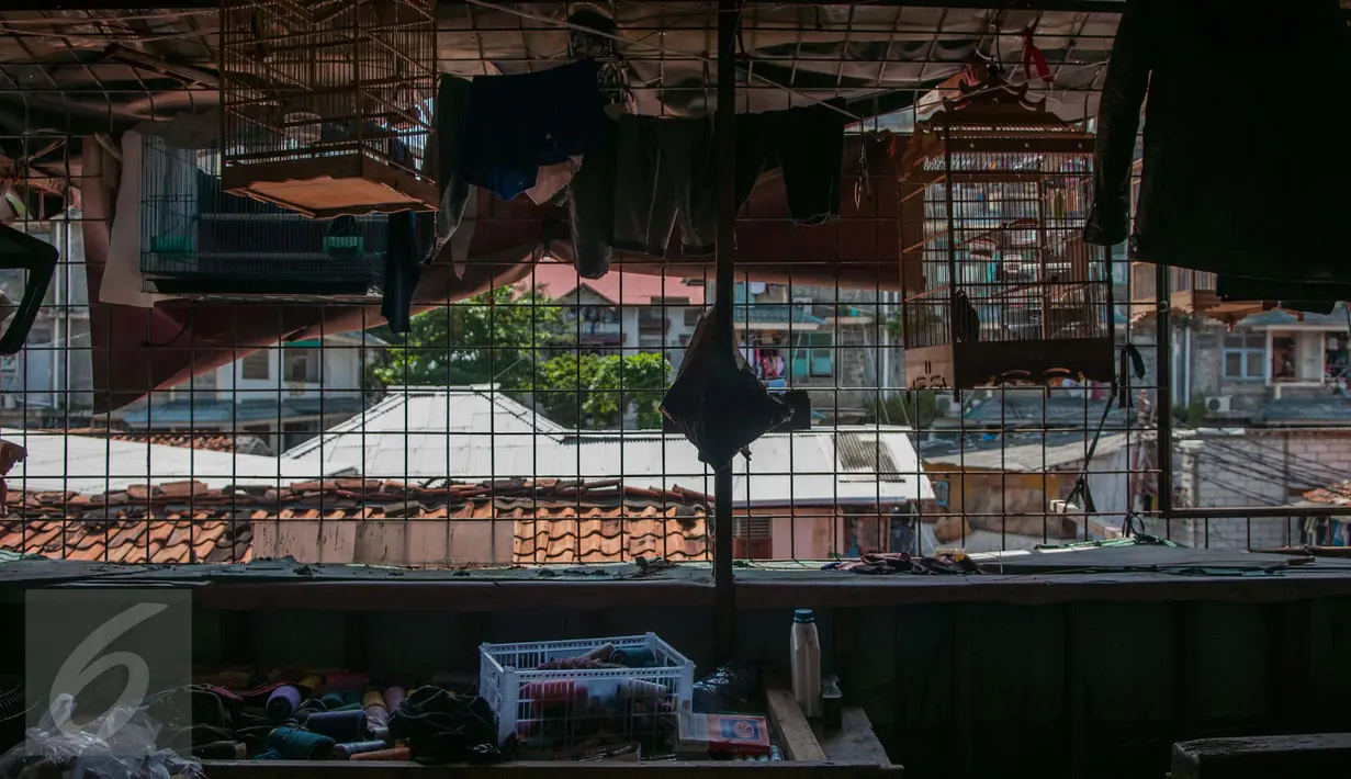 Suasana balkon lantai 3 di rumah yang pernah ditempati oleh Siti Aisyah, di kawasan Tambora, Jakarta Barat, Jumat (17/2). Rumah berukuran 5 x 10 meter tersebut ditinggali Siti Aisyah sebelum akhirnya hijrah ke Malaysia. (Liputan6.com/Gempur M Surya)