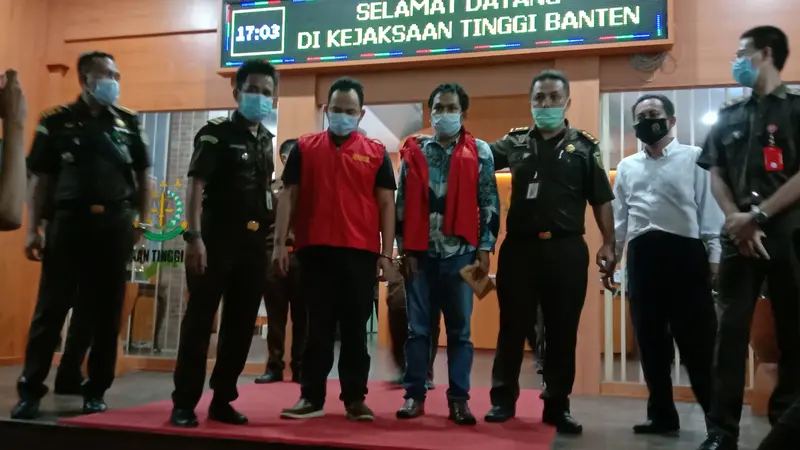 Tersangka Korupsi Masker Nakes Di Kejati Banten. (Kamis, 27/05/2021). (Liputan6.com/Yandhi Deslatama).