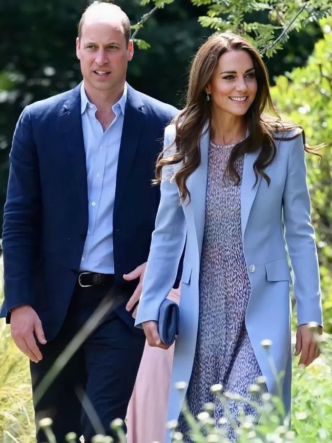 Potret Kate Middleton Tampil Lincah Menendang Bola Saat Kenakan Gaun dan Heels