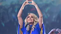 Carrie Underwood saat tampil di panggung CMA Awards 2018 di Bridgestone Arena, Nashville, Tennessee, AS, Rabu (14/11). Carrie juga dipercaya menjadi pembawa acara CMA Awards 2018 bersama rekannya, Brad Paisley. (Photo by Charles Sykes/Invision/AP)