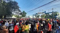 Tasyakuran Kaesang-Erina, Relawan hingga Warga Mulai Padati Pura Mangkunegaraan. (Dok. Liputan6.com/Lizsa Egeham)