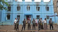 Polisi mengamankan wilayah sekitar Masjid Yangon yang terbakar. (AFP)