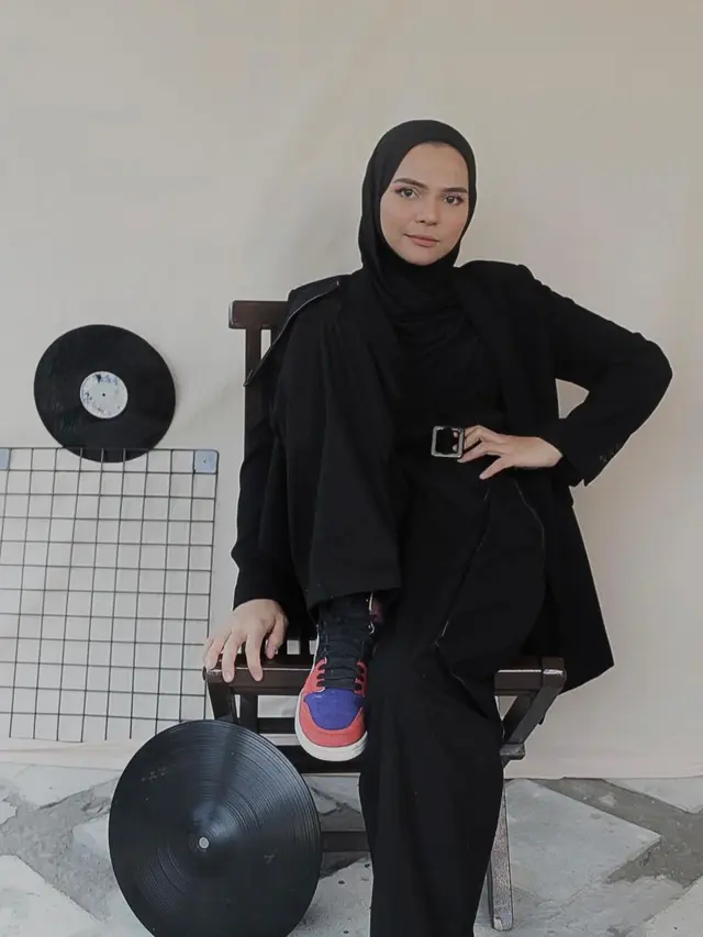 Disebut Sindir Cita Citata, Ini 6 Potret Rosmanizar Istri Didi Mahardika yang Menawan