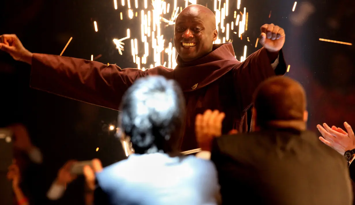 Guru mata pelajaran sains, Peter Tabichi bereaksi saat menerima penghargaan 2019 Global Teacher Prize di Dubai, Uni Emirat Arab, 24 Maret 2019. Peter Tabichi dianugrahi gelar sebagai guru terbaik sedunia lantaran kerap menyisihkan sekitar 80 persen gaji untuk membantu siswa miskin. (AP/Jon Gambrell)