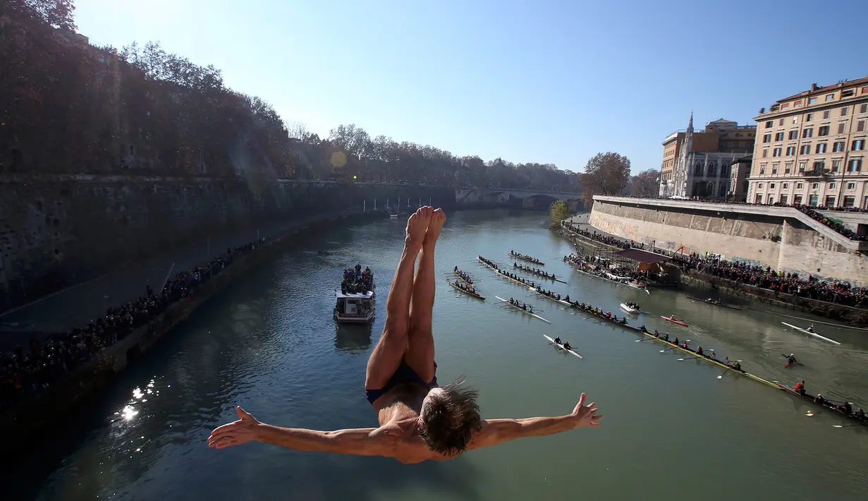 Seorang pria Italia bernama, Marco Fois melompat ke Sungai Tiber dari jembatan Cavour, Roma, Italia (1/1). Di Roma, Perayaan Tahun Baru ditandai dengan lompatan ekstrem beberapa pria yang terjun dari jembatan Cavour. (Reuters/Alessandro Bianchi)