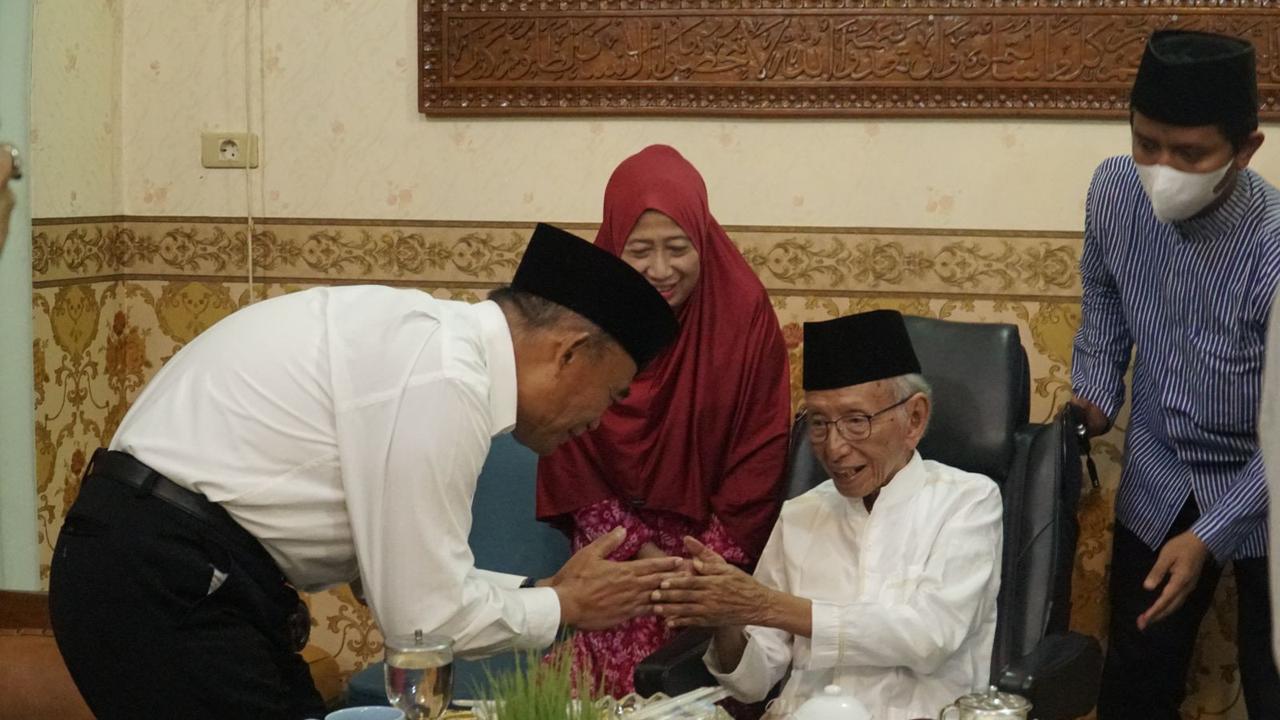 Menko PMK  Muhadjir Effendi bertemu pimpinan Ponpes Shiddiqiyyah Ploso Jombang Kiai Moch Muchtar Mu'thi alias Kiai Tar didampingi istri Shofwatul Ummah. (Istimewa).