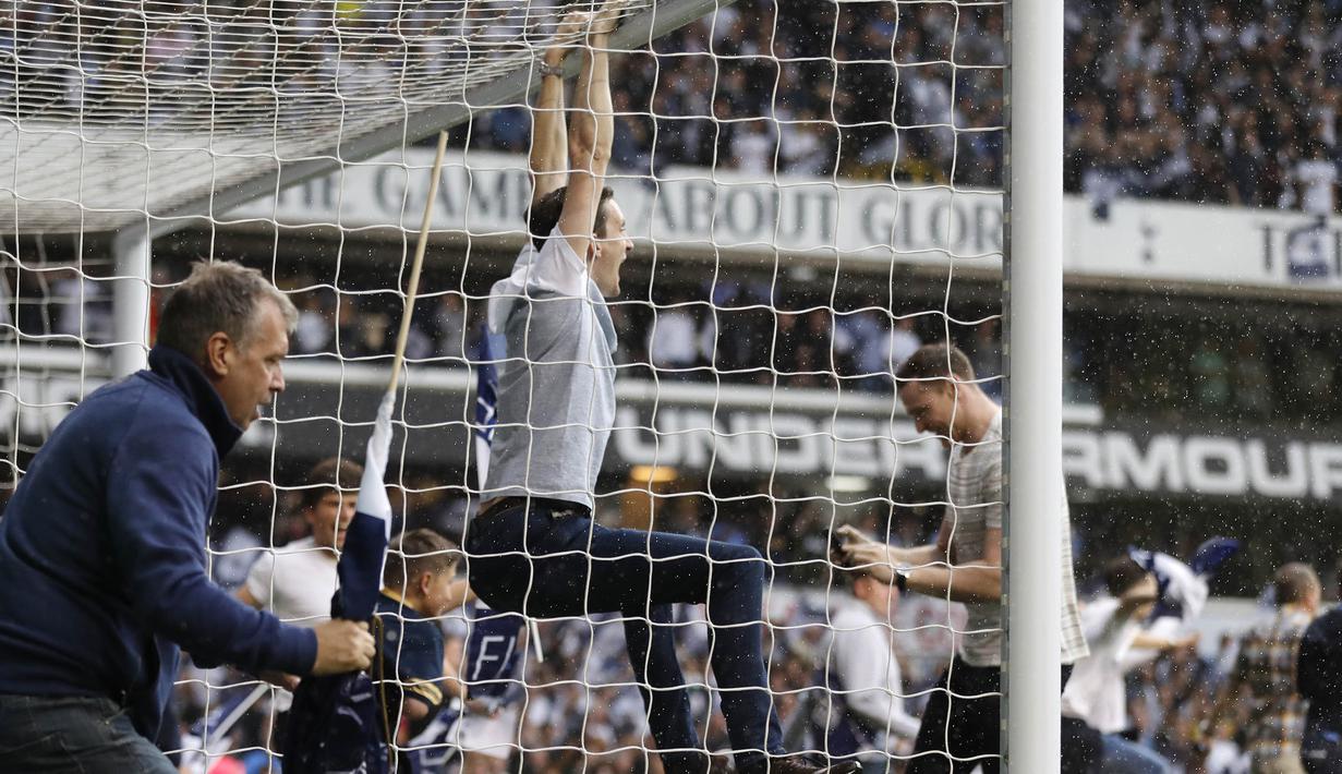 Suporter tumpah ruah di lapangan usai laga Tottenham melawan Manchester United di stadion White Hart Lane, (14/05/2017). Laga tersebut merupakan laga terakhir di White Hart Lane setelah 118 tahun menempati stadion tersebut. (AP/Frank Augstein)