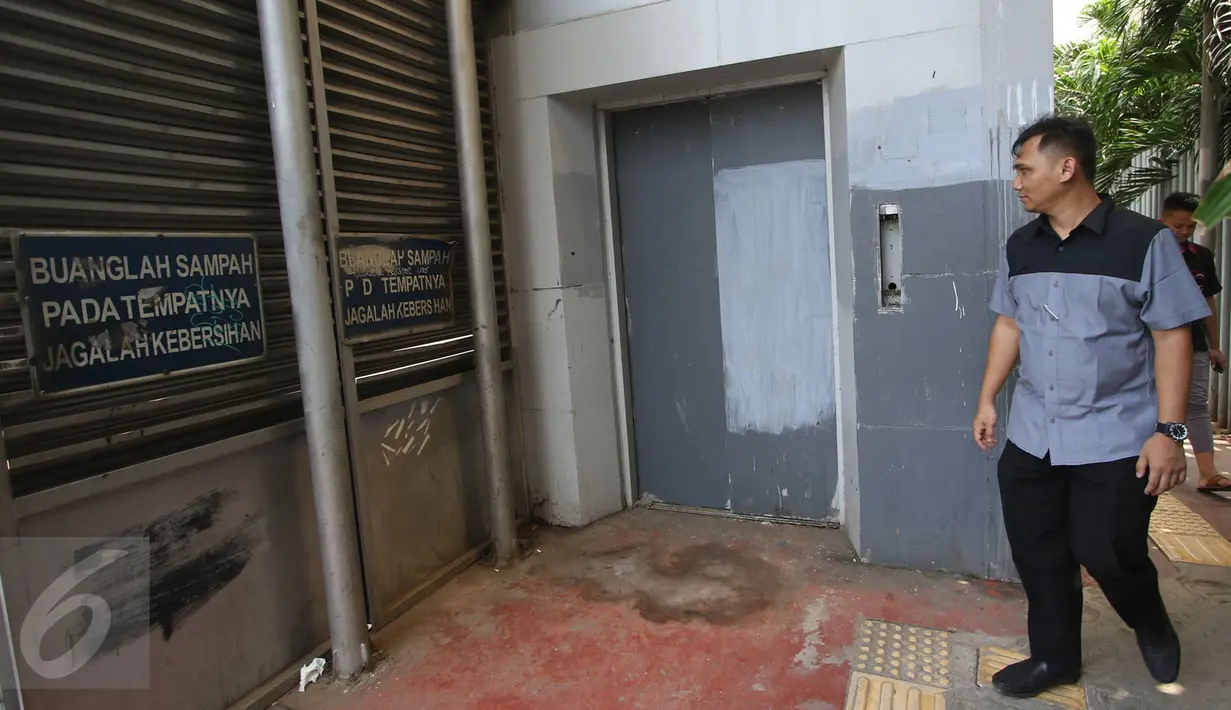 Kondisi lift khusus lansia dan ibu hamil yang rusak di JPO Sarinah, Jakarta, Kamis (2/3). Kurangnya perhatian pihak terkait menyebabkan lift tersebut menjadi terbengkalai serta tidak berguna. (Liputan6.com/Immanuel Antonius)