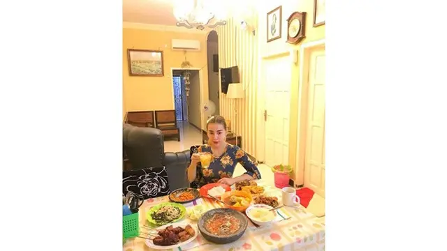 7 Potret Isi Rumah Bebby Fey di Probolinggo, Elegan Bernuansa Emas
