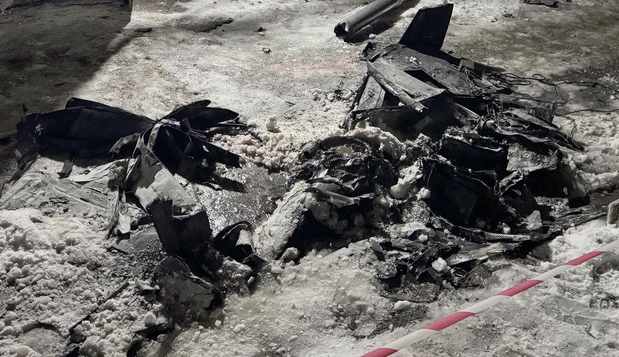 Belum ada laporan resmi mengenai korban jiwa. Tampak sebuah foto yang menunjukkan puing-puing drone di dekat bangunan tempat tinggal yang rusak akibat serangan drone Rusia di Zaporizhzhia pada 2 Januari 2026, di tengah invasi Rusia ke Ukraina. (Darya NAZAROVA/AFP)