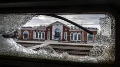 Stasiun kereta api, dilihat dari gerbong kereta, setelah serangan roket di Kramatorsk, Ukraina timur (8/4/2022). Peristiwa tragis terjadi di stasiun kereta Kramatorsk, Ukraina. Puluhan orang dilaporkan tewas dan lebih banyak lagi yang terluka. (AFP/Fadel Senna)