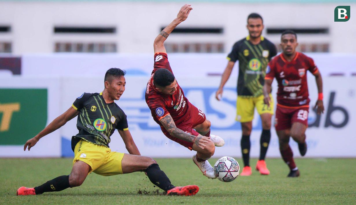 Miftah Anwar Sani (kiri) merupakan anggota aktif TNI yang pernah mendapatkan tawaran bermain di Liga Bosnia bersama Sloboda Tuzla. Sayangnya, kontrak tersebut gagal dan saat ini dirinya bermain bersama Barito Putera. (Bola.com/Bagaskara Lazuardi)