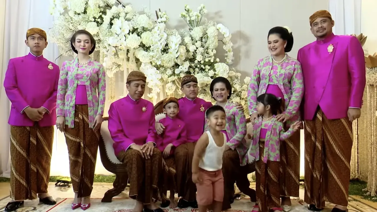 Momen cucu Presiden Joko Widodo atau Jokowi, Panembahan Al-Nahyan Nasution menggunakan kaus kutang atau singlet.