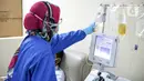 Petugas mengecek kantong berisi plasma darah dari pasien sembuh COVID-19, di Unit Donor Darah (UDD) PMI DKI Jakarta, Rabu (23/6/2021). PMI DKI mengajak para penyintas yang sembuh mendonorkan plasma darah konvalesen untuk membantu pasien COVID-19 yang dalam perawatan. (Liputan6.com/Faizal Fanani)