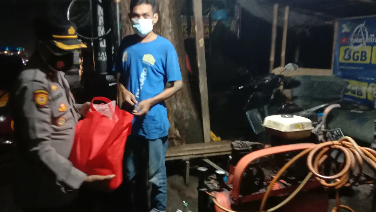 Tambal Ban Sepi Omset Saat PPKM Darurat. (Jumat,23/07/2021). (Liputan6.com/Yandhi Deslatama).