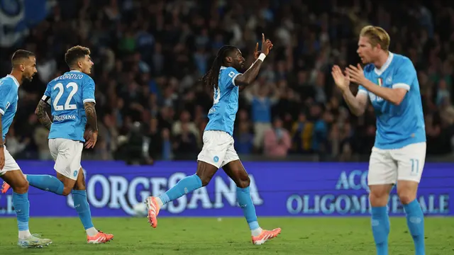 Selebrasi Andre-Frank Zambo Angiussa usai mencetak gol di laga Napoli vs Genoa di pekan ke-6 Serie A 2025/2026 di Stadio Diego Armando Maradona, Minggu (05/10/2025) malam WIB. (Alessandro Garofalo/LaPresse via AP)