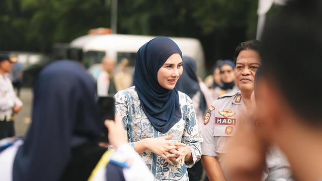 6 Potret Syahnaz Sadiqah Temani Suami Berangkatkan Warga Bandung Barat Mudik Gratis