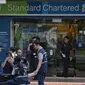 Suasana pascaperampokan di bank Standard Chartered di Holland Village, Singapura (Straits Times)