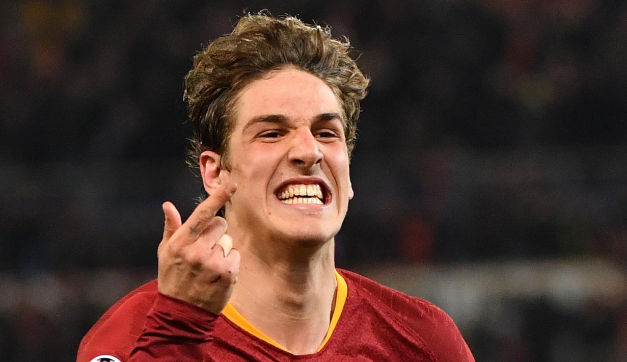 Gelandang AS Roma Nicolo Zaniolo melakukan selebrasi usai mencetak gol ke gawang FC Porto saat bertanding pada babak 16 besar Liga Champions di Stadion Olimpico, Roma, Italia, Selasa (12/2). AS Roma menang 2-1. (Andreas SOLARO/AFP)