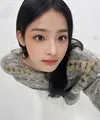 Minji NewJeans namanya sedang banyak diperbincangkan. Tak hanya karena ia merupakan visual dari grup yang juga tengah populer NewJeans, tapi baru-baru ini, ia juga baru saja dinobatkan sebagai brand ambassador dari high end brand Chanel untuk kategori fashion, jam tangan, dan beauty. Foto: Instagram.