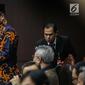 Komisioner KPU, Hasyim Asyari membawa amplop untuk ditunjukkan kehadapan Majelis Hakim dan tim kuasa hukum pasangan Prabowo Subianto-Sandiaga Uno dalam sidang lanjutan sengketa pilpres 2019 di Gedung Mahkamah Konstitusi (MK), Jakarta, Kamis (20/6/2019). (Liputan6.com/Faizal Fanani)