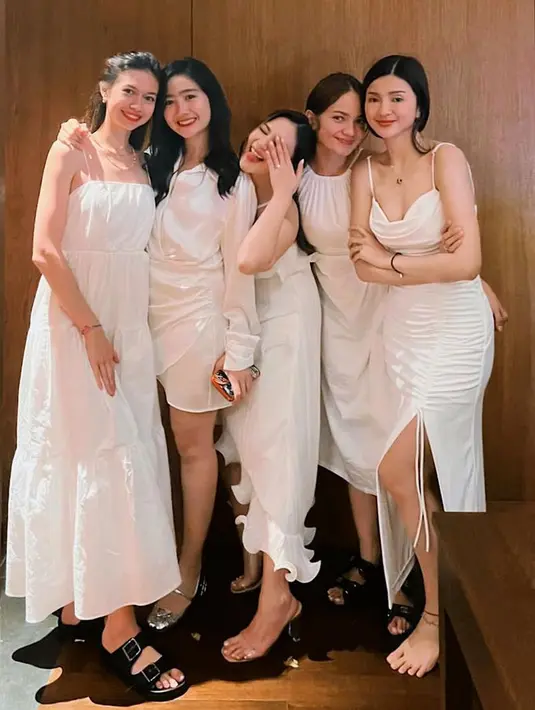 Enzy Storia juga masuk dalam geng bestie Jessica Mila. Mereka merayakan momen pesta kejutan pertunangan Jessica Mila di Bali dengan outfit serba-putih. [Foto: @yukikt]