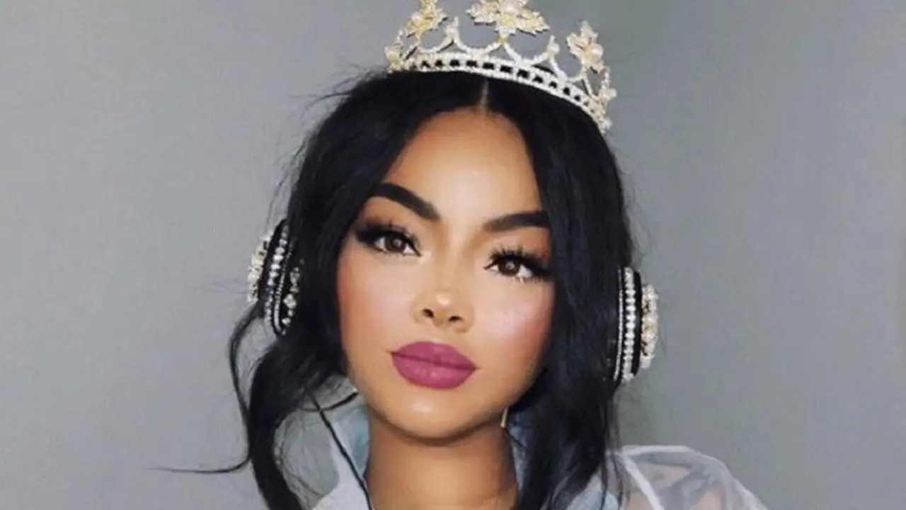 Sensasi Tampil Bak Ratu dengan Headphone Crown yang Unik