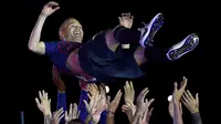 Gelandang Barcelona, Andres Iniesta, diangkat rekan-rekannya usai melawan Real Sociedad pada laga La Liga Spanyol di Stadion Camp Nou, Barcelona, Minggu (20/5/2018). Dirinya berpisah dengan klub yang 22 tahun telah dibela. (AFP/Lluis Gene)