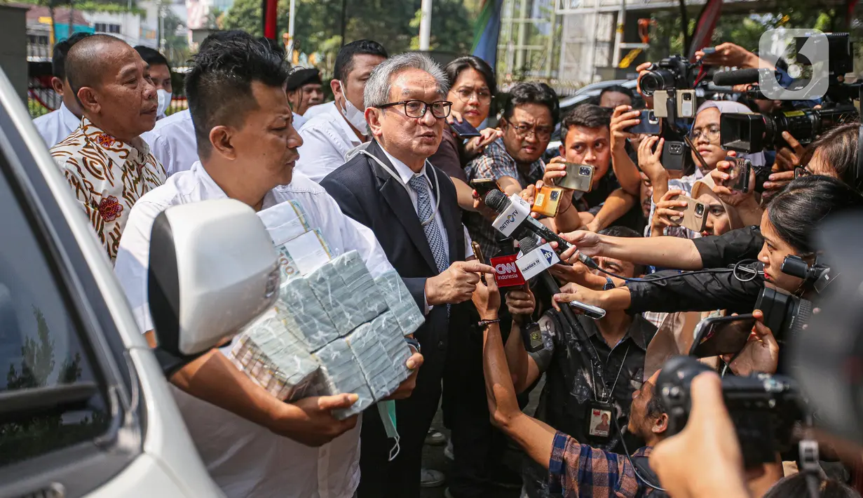 Alasan membawa uang itu secara tunai karena Kejagung tak mau menerima uang tersebut dalam bentuk transfer. (Liputan6.com/Faizal Fanani)