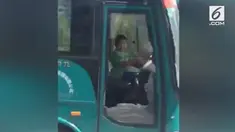 Seorang bocah laki-laki mencuri sebuah  bus dan memakainya untuk berkeliling kota.