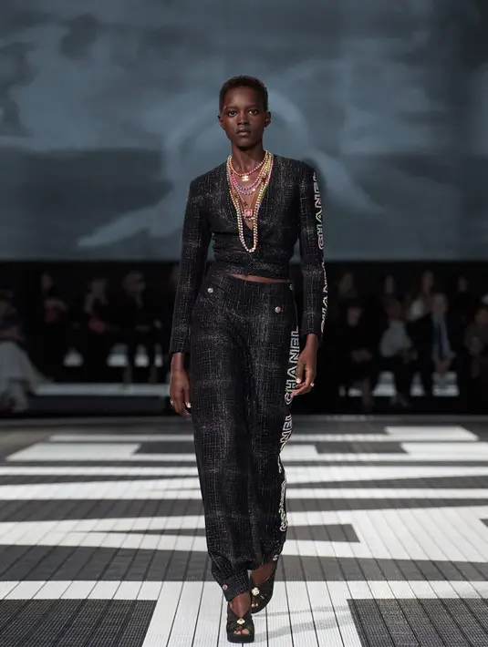 Dari kemewahan tahun 1920an dan 30an, hingga ritme tahun 1970an dan 80an, dekade menjadi pusat perhatian koleksi Chanel Cruise terbaru ini. Foto: Document/Chanel.