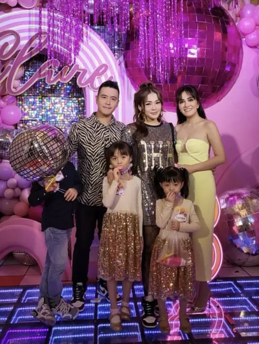 ]Maya Septha tampil totalitas dengan oversize tshirt squein dipadukan legging transparan hitam. Ia pun mengenakan sneakers Nikenya. (@mayaseptha7)